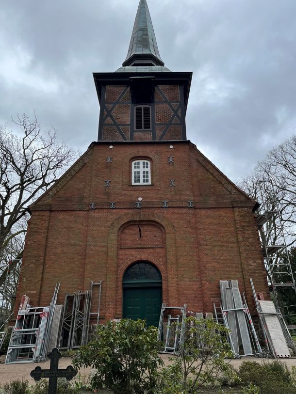 Die Bergstedter Kirche wird für die Sanierung eingerüstet